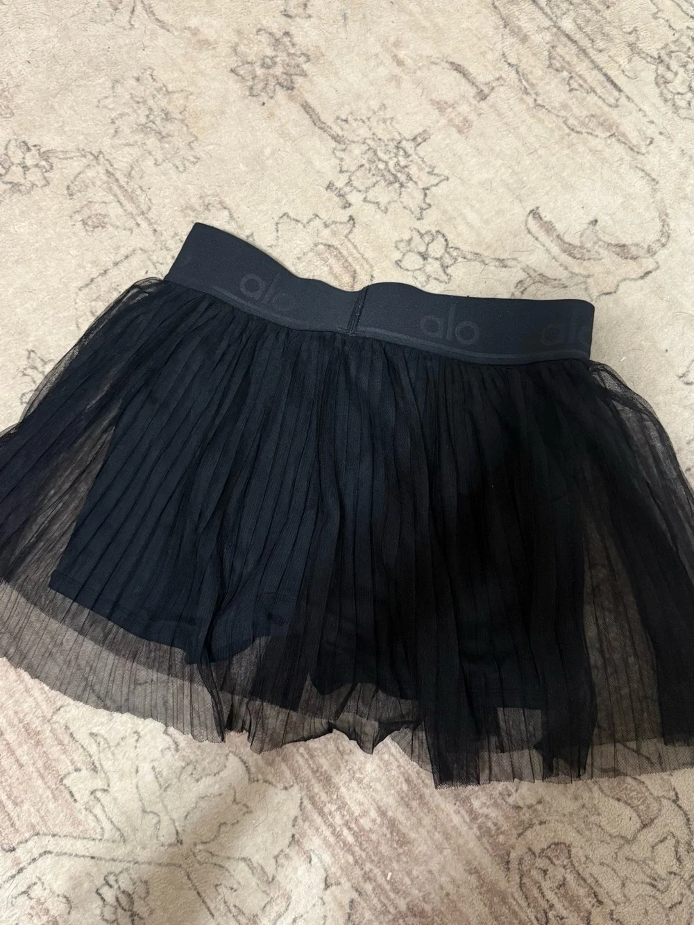 ALO Yoga flirty black